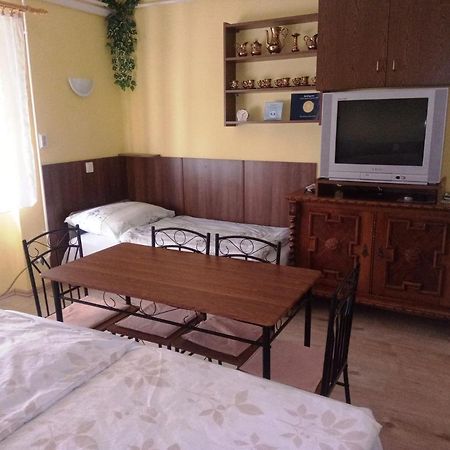 Szivarvany Apartman Gyula Exterior photo