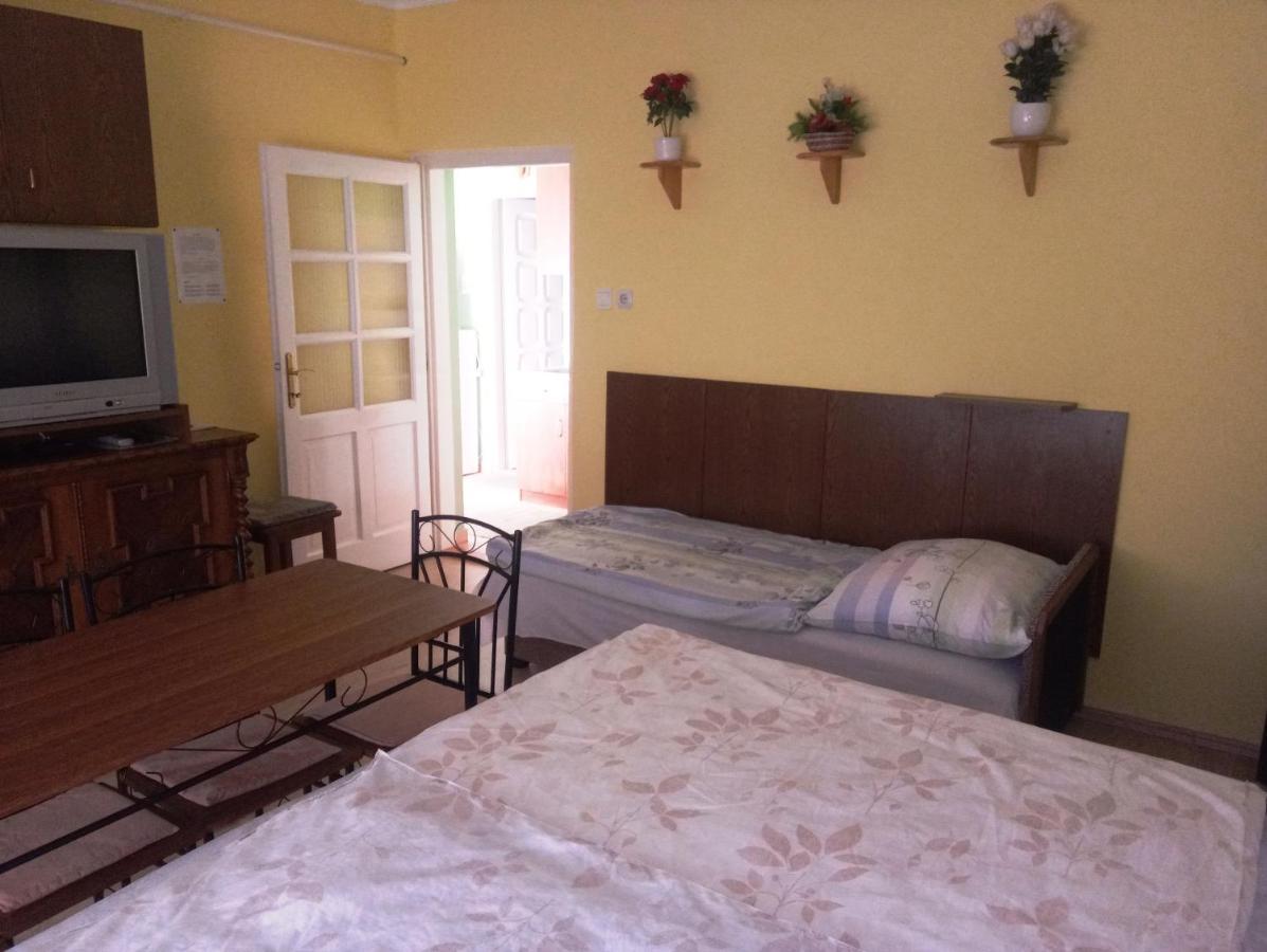 Szivarvany Apartman Gyula Exterior photo