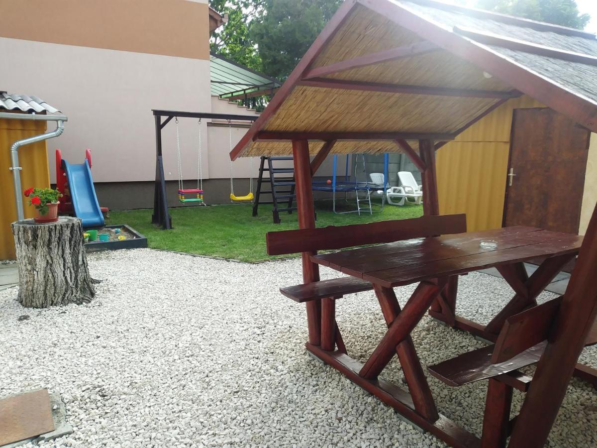 Szivarvany Apartman Gyula Exterior photo