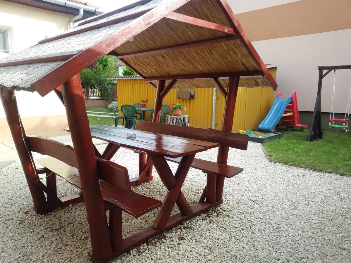 Szivarvany Apartman Gyula Exterior photo